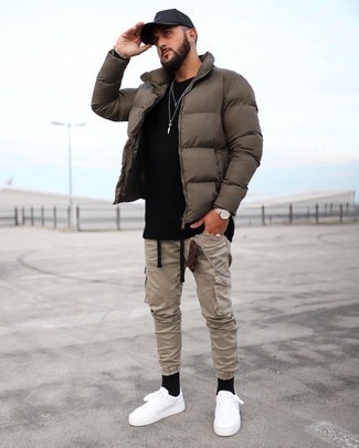 Какие брюки карго носить с коричневой курткой-пуховиком