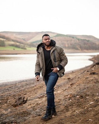 Какие повседневные ботинки носить с коричневой курткой-пуховиком мужчине