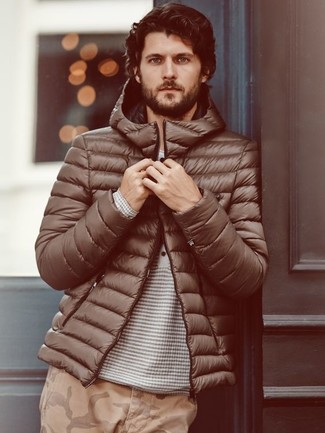 С чем носить коричневую куртку-пуховик мужчине