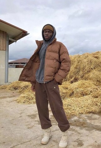 С чем носить коричневую куртку-пуховик мужчине