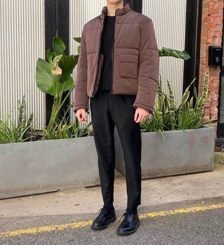 С чем носить коричневую куртку-пуховик мужчине