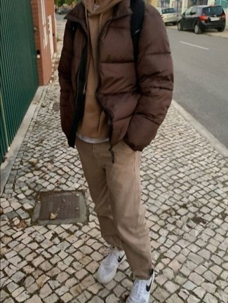 Какие низкие кеды носить с коричневой курткой-пуховиком мужчине