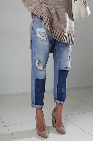 Какие свободные свитера носить с коричневыми туфлями