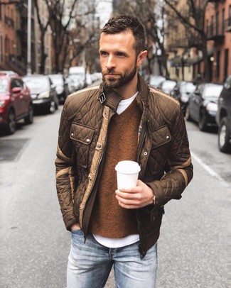 С чем носить коричневую стеганую куртку мужчине