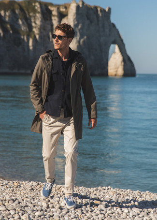 С чем носить коричневый дождевик мужчине