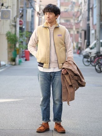 Какие рубашки с длинным рукавом носить с коричневым дождевиком мужчине