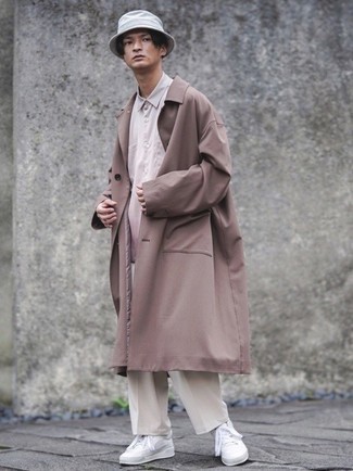 Какие низкие кеды носить с коричневым дождевиком мужчине