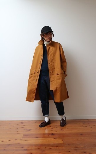 Какие свитера с v-образным вырезом носить с коричневым дождевиком мужчине