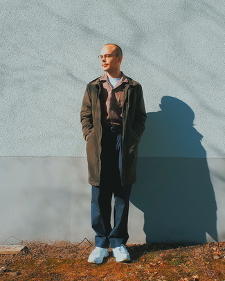 Как носить коричневый дождевик с белыми кроссовками мужчине