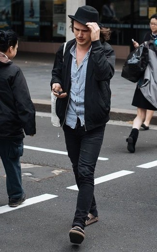 Какие бомберы носить с коричневыми сандалиями мужчине