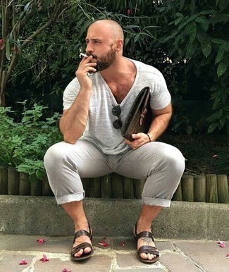 Какие брюки чинос носить с коричневыми сандалиями