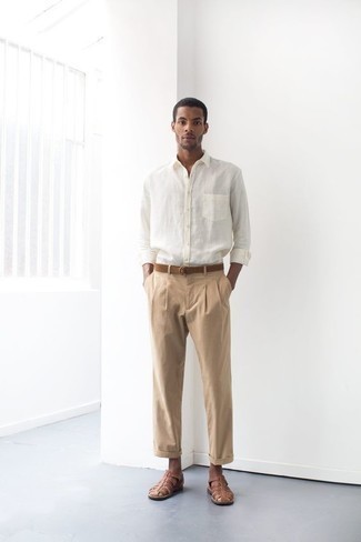 Какие брюки чинос носить с коричневыми сандалиями