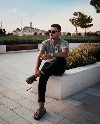 Какие брюки чинос носить с коричневыми сандалиями