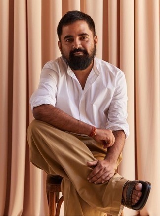 Какие брюки чинос носить с коричневыми сандалиями