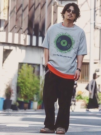 Какие брюки чинос носить с коричневыми сандалиями