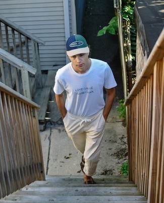 Какие брюки чинос носить с коричневыми сандалиями