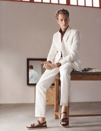 Какие футболки-поло носить с коричневыми сандалиями мужчине