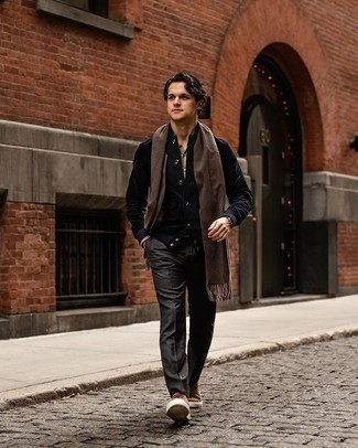 С чем носить коричневый шарф мужчине