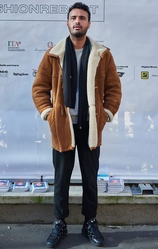 Какие кроссовки носить с коричневой дубленкой мужчине