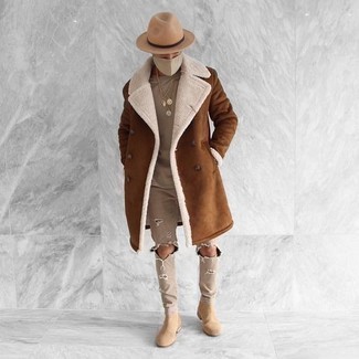Какие джинсы носить с коричневой дубленкой мужчине