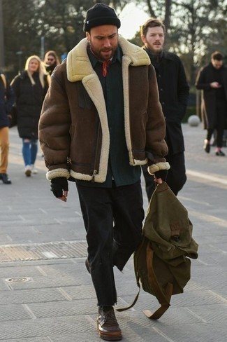 Как носить коричневую короткую дубленку с коричневыми кожаными ботинками дезертами