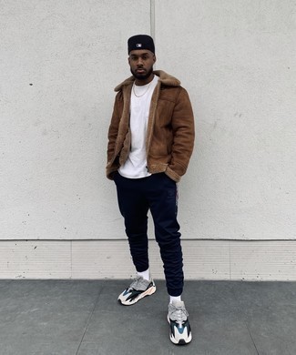 С чем носить коричневую короткую дубленку мужчине