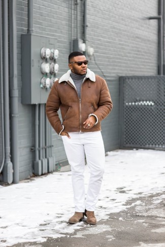 Как носить коричневую короткую дубленку с белыми брюками чинос