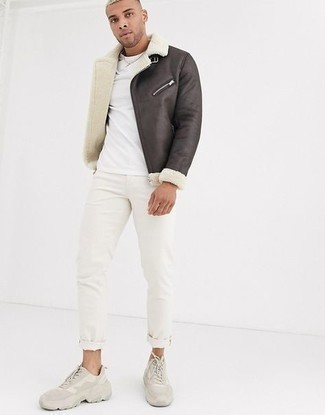 Как носить коричневую короткую дубленку с белыми джинсами мужчине