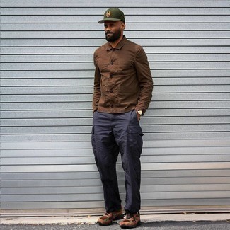 Какие кроссовки носить с коричневой курткой-рубашкой мужчине