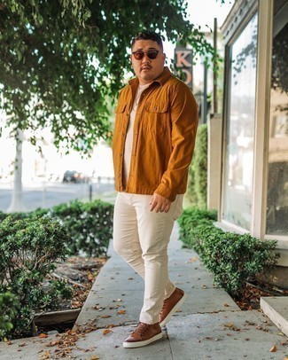 Как носить коричневую куртку-рубашку с бежевыми джинсами мужчине