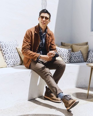 Как носить коричневую куртку-рубашку с коричневыми брюками чинос