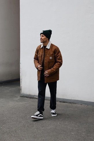 С чем носить коричневую куртку-рубашку мужчине