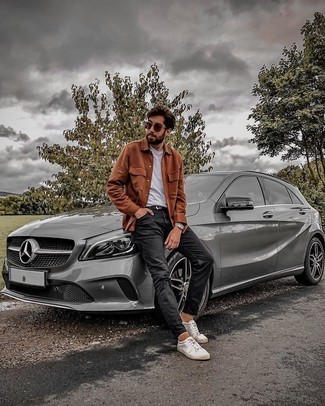 С чем носить коричневую куртку-рубашку мужчине