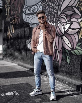 Как носить коричневую куртку-рубашку с голубыми джинсами мужчине