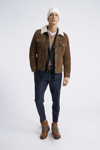 Какие рабочие ботинки носить с коричневой курткой-рубашкой мужчине