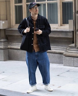 Какие джинсы носить с коричневой рубашкой с коротким рукавом мужчине