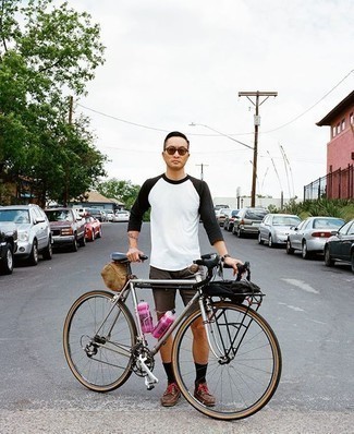 Какие повседневные ботинки носить с коричневыми шортами мужчине