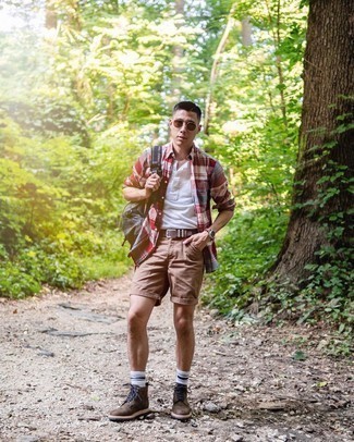 Какие повседневные ботинки носить с коричневыми шортами мужчине