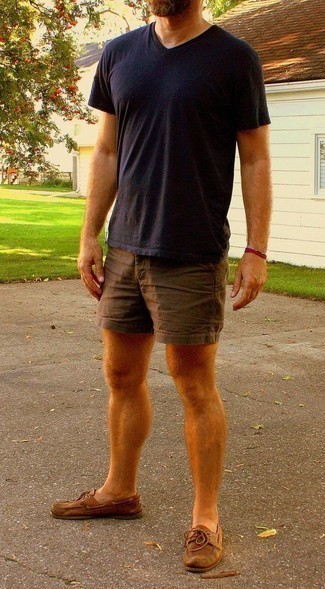 С чем носить коричневые шорты мужчине