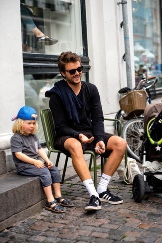 Какие свитшоты носить с коричневыми шортами мужчине