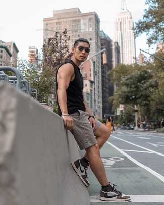 Какие майки носить с коричневыми шортами мужчине