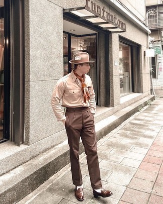 С чем носить коричневый шелковый шарф мужчине