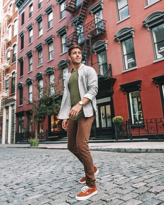 С чем носить коричневые зауженные джинсы мужчине