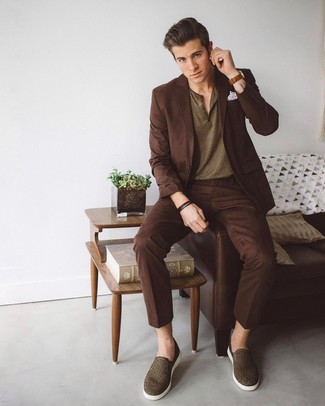 Какие костюмы носить с коричневыми слипонами