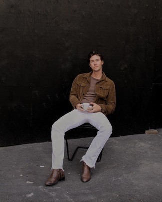 С чем носить коричневые кожаные ботинки челси со змеиным рисунком мужчине