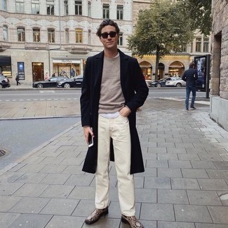 С чем носить коричневые кожаные ботинки челси со змеиным рисунком мужчине