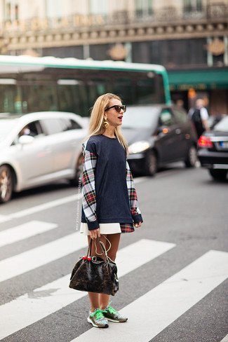 С чем носить коричневые кеды женщине