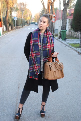 С чем носить коричневую кожаную большую сумку с шипами