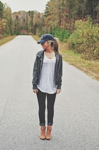 Как носить коричневые замшевые ботильоны с черным кожаным бомбером