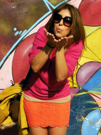 С чем носить коричневую замшевую сумку женщине